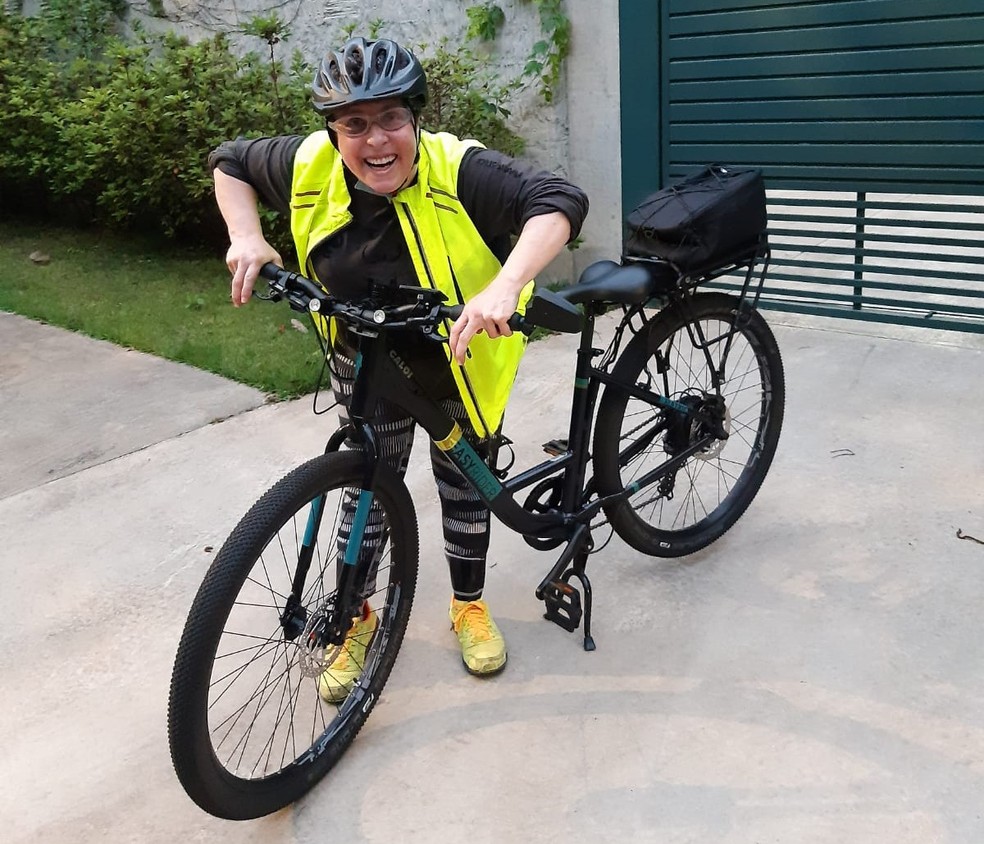 Erika Kuzniek começou a andar de bicicleta elétrica depois de ter câncer — Foto: Arquivo pessoal