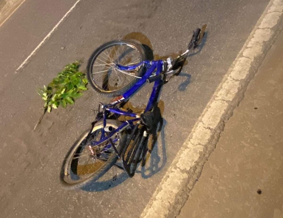 Bicicleta era conduzida pela vítima, de 13 anos — Foto: Roberto Higino