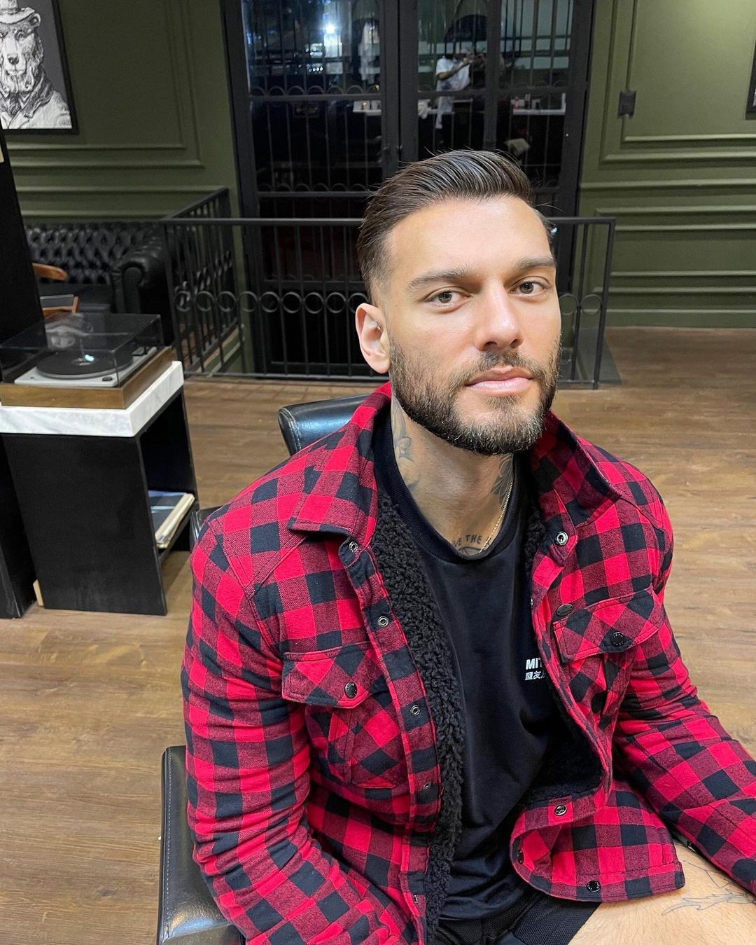 Lucas Lucco em barbearia exibindo um novo corte de cabelo (Foto: Reprodução/Instagram)