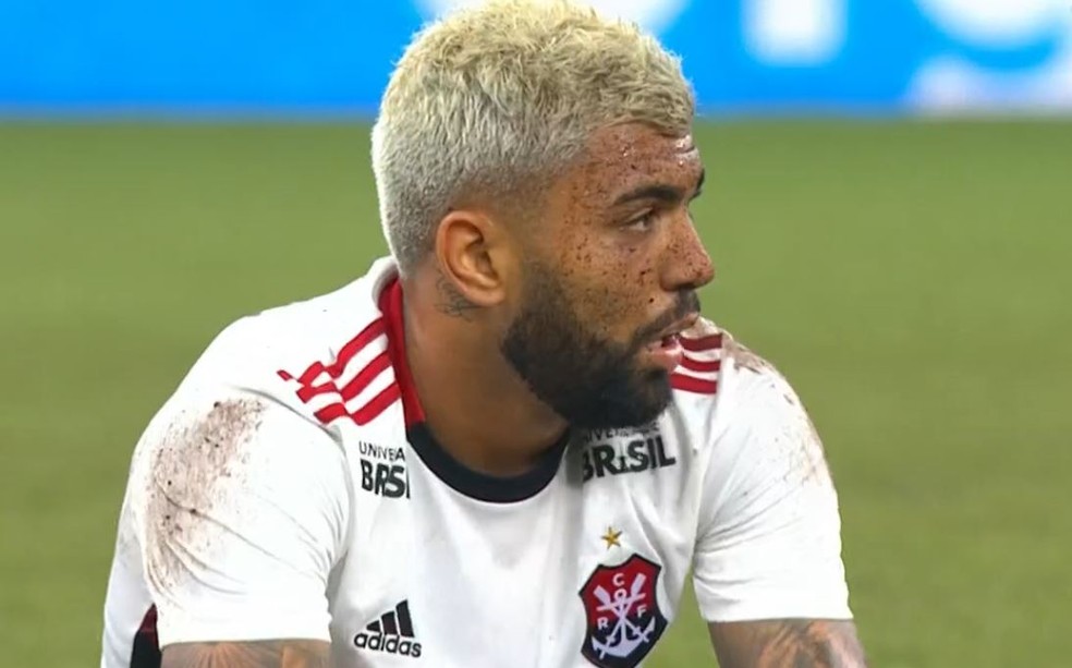 Gabigol com o rosto sujo após cair no gramado sintético da Arena da Baixada — Foto: Reprodução