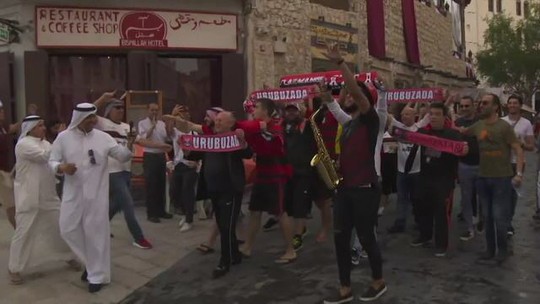 Torcida faz festa pelas ruas de Doha antes da estreia do Flamengo