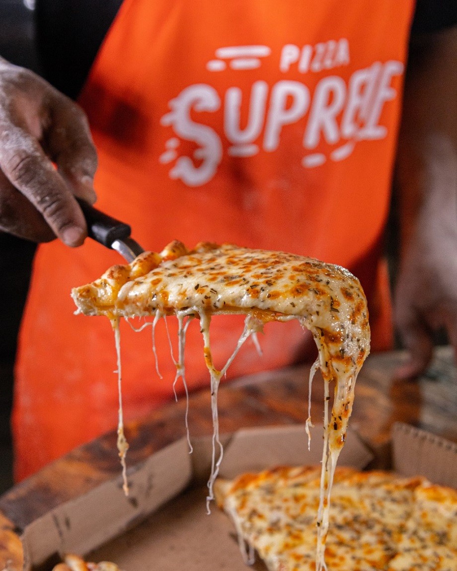 Pizza da Pizzaria Supreme, fundada na pandemia pelos empreendedores Jonatan Alencar e Lara Vecchi: aposta em boas fotos para aplicativos de entrega foi fundamental para crescimento (Foto: Divulgação)