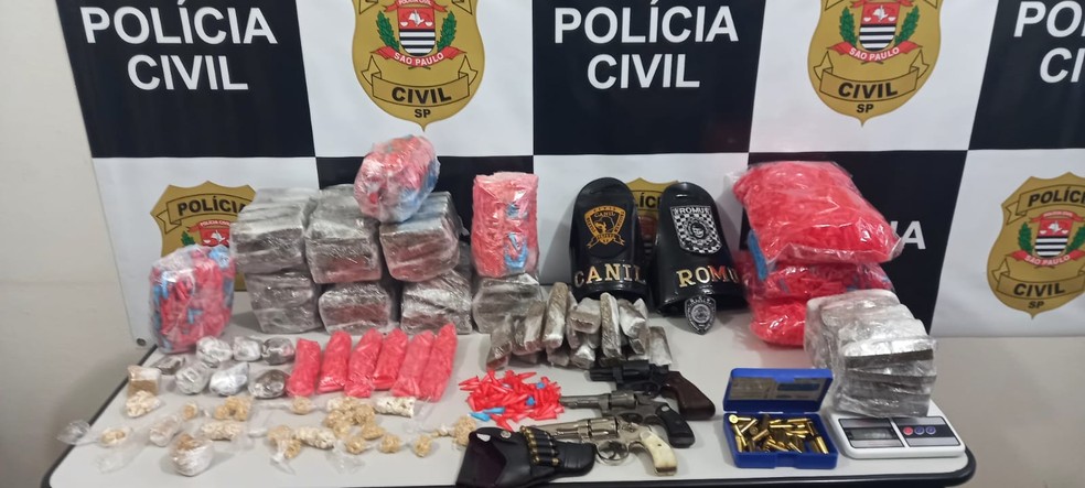 Também foram encontradas drogas na casa do homem, na vila São Camilo — Foto: Polícia Civil/Divulgação