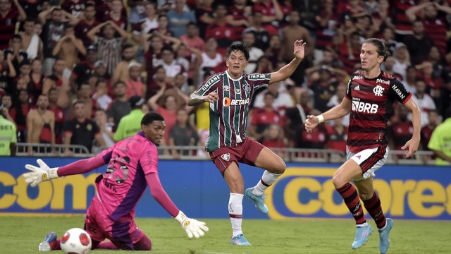 Cano chuta para fazer primeiro gol do Fluminense na decisão do Carioca