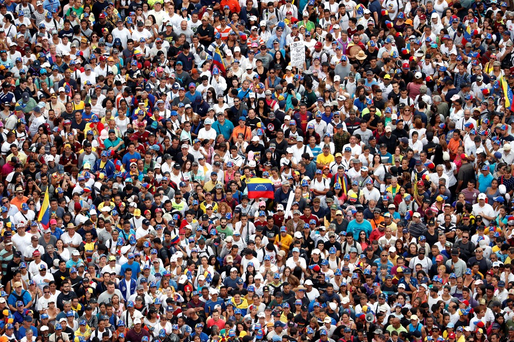 Opositores do governo de Nicolás Maduro se reúnem em Caracas, nesta quarta-feira (23) — Foto: Carlos Garcia Rawlins/ Reuters Opositores do governo de Nicolás Maduro se reúnem em Caracas, nesta quarta-feira (23) — Foto: Carlos Garcia Rawlins/ Reuters