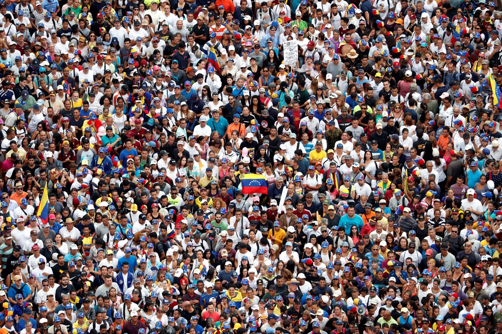 Opositores do governo de Nicolás Maduro se reúnem em Caracas, nesta quarta-feira (23)  — Foto: Carlos Garcia Rawlins/ Reuters