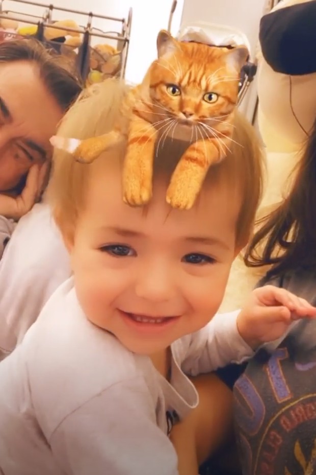 Zoe dá show de fofura ao aparecer com filtro de gatinho na cabeça (Foto: Reprodução/Instagram)