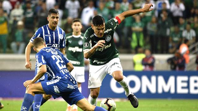 Gustavo Gómez em ação pelo Palmeiras contra o Godoy Cruz