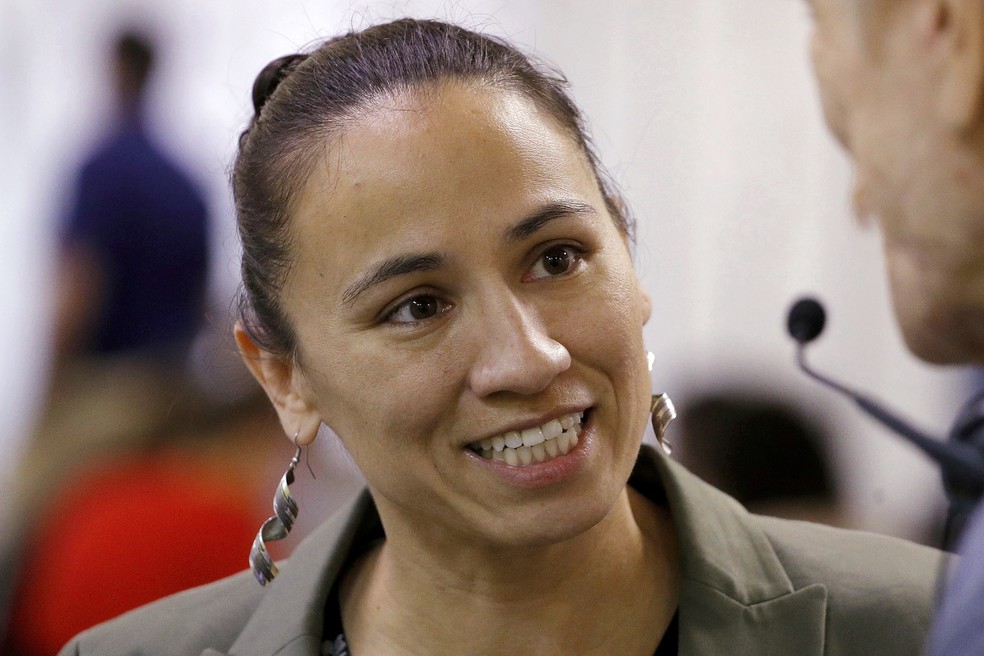A democrata Sharice Davids fala em seu escritório de campanha em Overland Park, no Kansas (EUA), em outubro de 2018 — Foto: AP Photo/Charlie Riedel