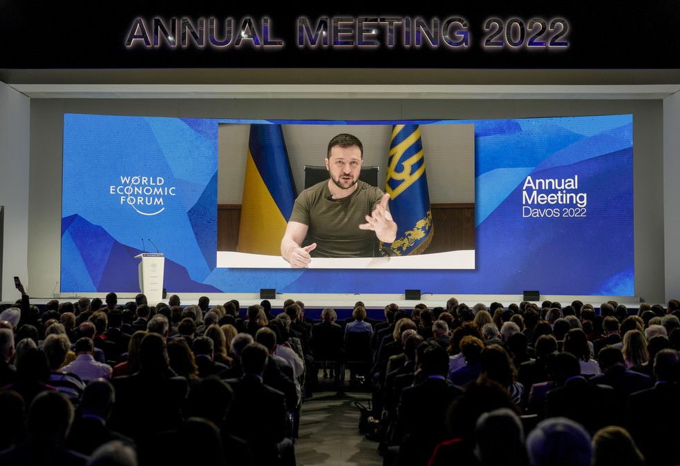 Presidente ucraniano, Volodymyr Zelensky, durante em discurso para o Fórum Mundial de Economia, em Davos, na Suíça, em 22 de maiode 2022.  — Foto: Markus Schreiber/AP