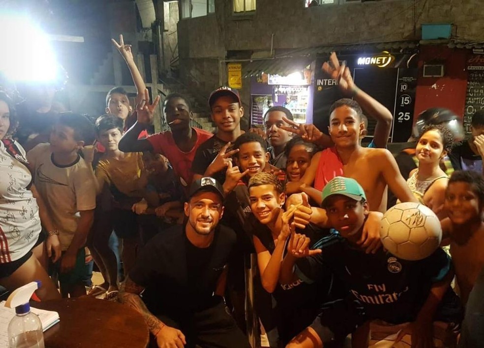 Arrascaeta cercado de crianças na Rocinha, em registro do último dia 24 — Foto: Reprodução