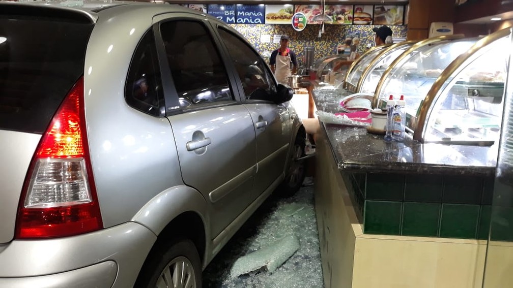 Carro invade loja de conveniência de posto de combustível em Salvador e deixa uma pessoa ferida — Foto: Pedro Santana/Arquivo pessoal
