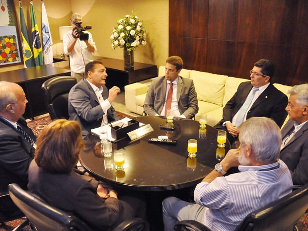 Reunião entre representantes do Marcco cobraram explicações sobre exonerações e nomeações na ALRN (Foto: Eduardo Maia/ALRN)