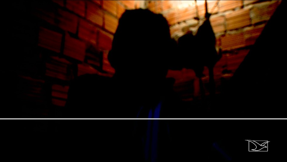 Ao ouvir os gritos da mãe, sobrevivente de ataque tentou se esconder em banheiro da resdiência onde mora com a família no Maranhão. (Foto: Reprodução/TV Mirante)