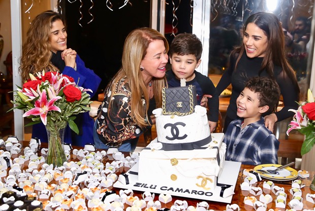 Zilu Godoi com as filhas, Camilla e Wanessa, e os netos  (Foto: Manuela Scarpa/Brazil News)