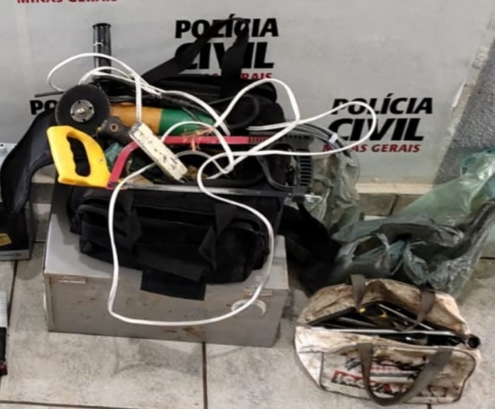 Ferramentas e materiais apreendidos durante ação da Polícia Civil em Passos (MG) — Foto: Divulgação/Polícia Civil 