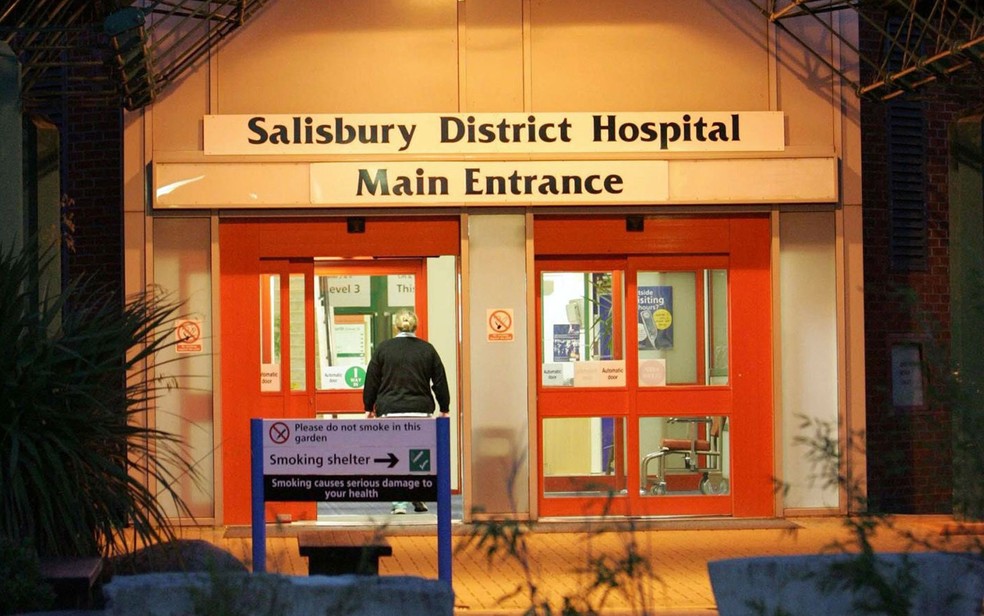 Entrada do Salisbury District Hospital, em Salisbury, para onde Sergei Skripal e uma mulher não identificada foram encaminhados após serem encontrados inconscientes depois de terem entrado em contato com substância desconhecida (Foto: Tim Ockenden/PA via AP)