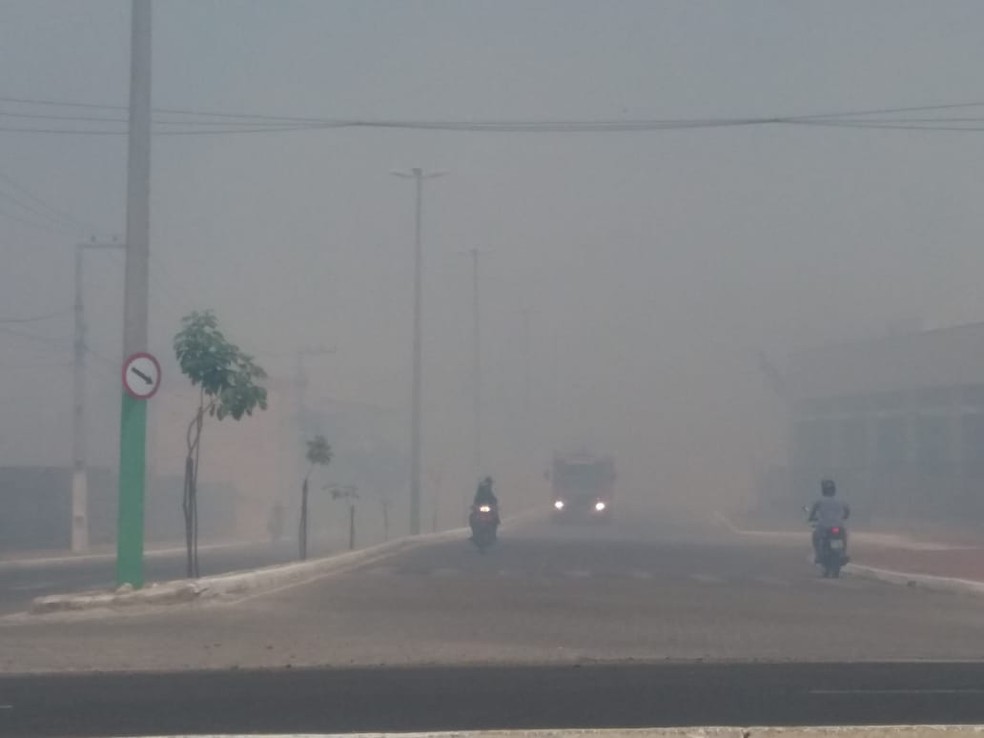 Fumaça prejudicou a visibilidade de motoristas na Avenida Perimetral, em Iguatu — Foto: Divulgação