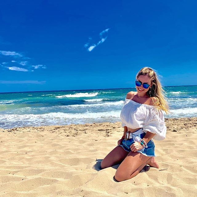 Ex-BBB Paula curte praia em Ibiza (Foto: Reprodução / Instagram)