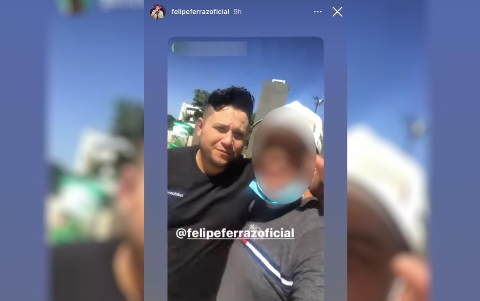 Cantor Felipe Ferraz aparece, sem máscara, ao lado de homem durante live em Aparecida de Goiânia, Goiás — Foto: Reprodução/TV Anhanguera