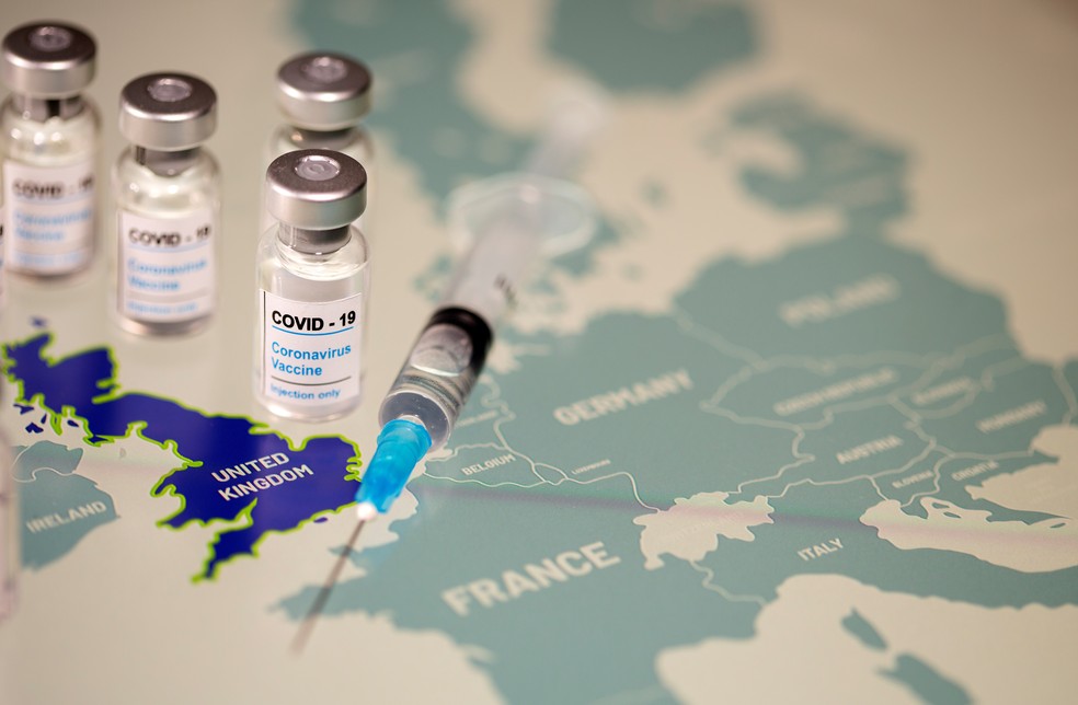 Mapa da Europa com ampolas da vacina contra Covid-19 e seringa — Foto: Dado Ruvic/Reuters