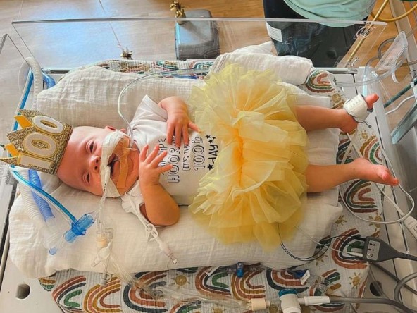 A pequena Everly usou um body personalizado e uma coroa com o número 100 (Foto: Reprodução/Good Morning America)