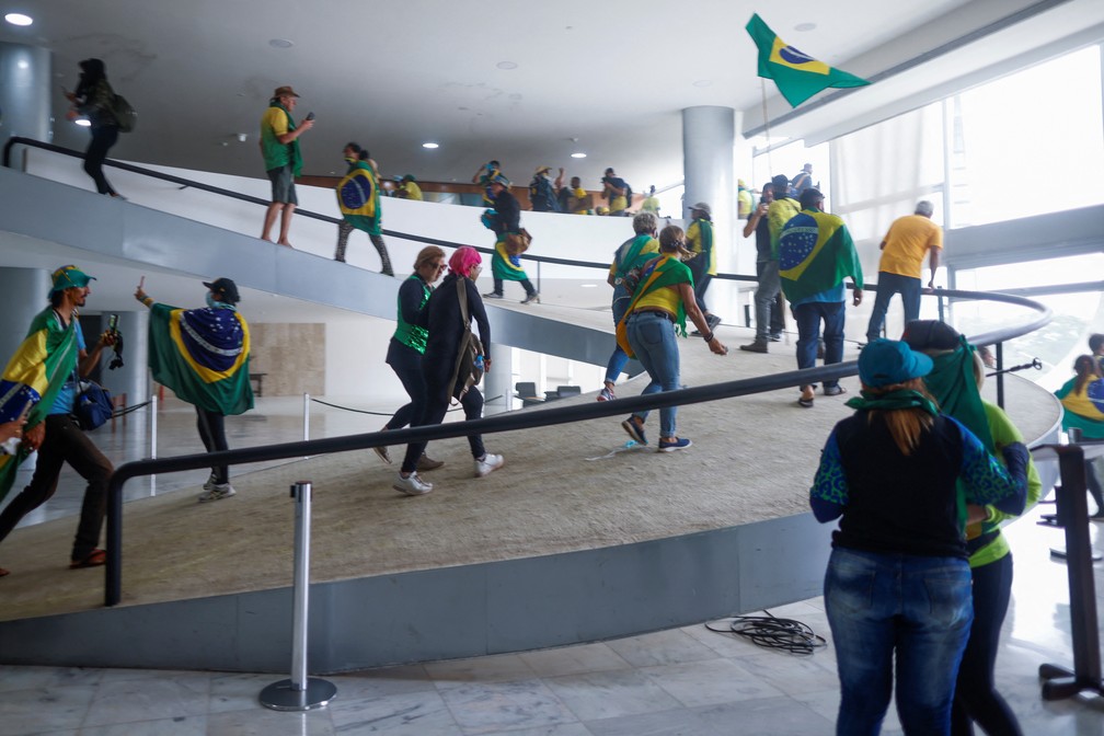 Pessoas participam de invasão de prédios em Brasília — Foto: ADRIANO MACHADO / Reuters