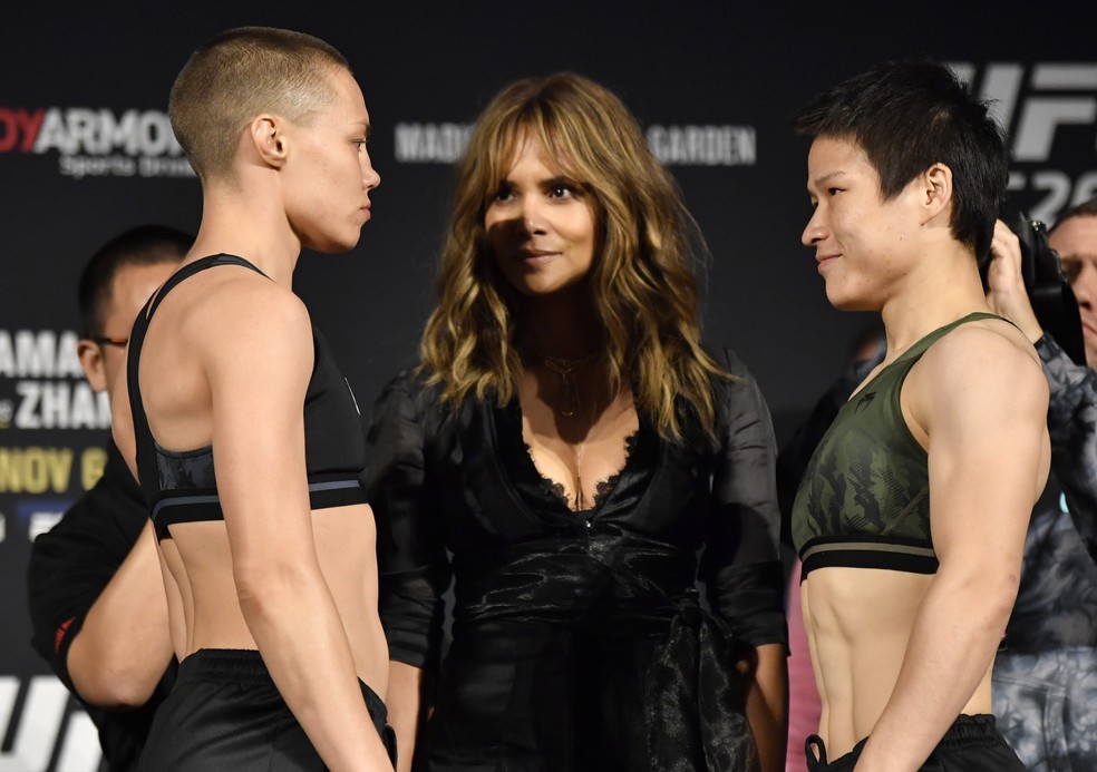 Rose Namajunas e Weili Zhang se encararam sob os olhares da atriz Halle Berry — Foto: Jeff Bottari/Zuffa LLC