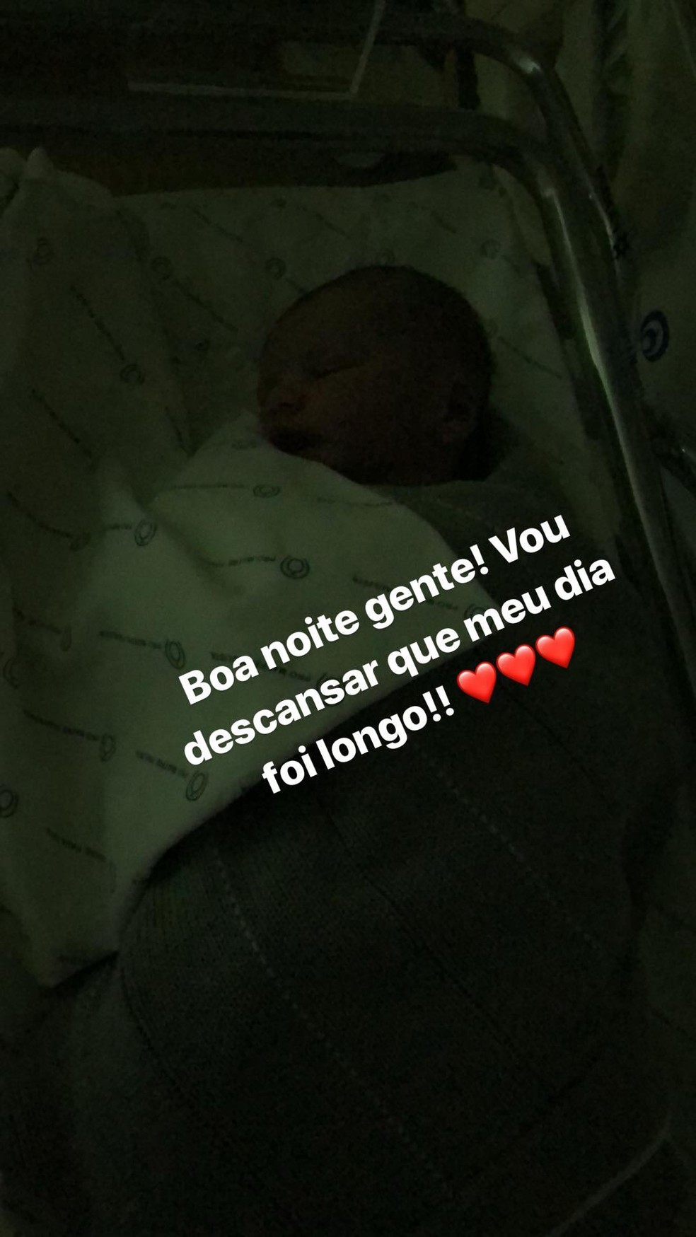 Durante a madrugada, Thiago compartilhou uma foto do bebê — Foto: Reprodução / Instagram