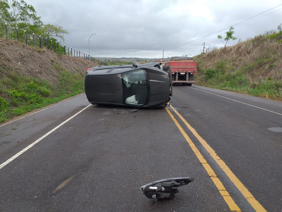 Carro tombou na AL-220 em Limoeiro de Anadia, Alagoas — Foto: Divulgação/BPRv