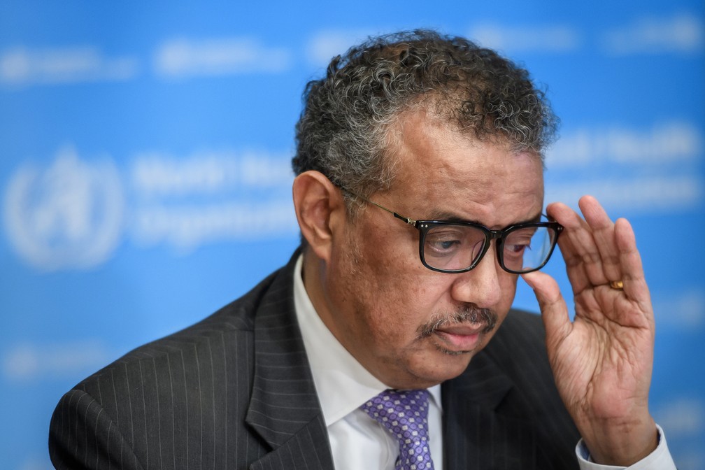 O diretor-geral da OMS, Tedros Adhanom Ghebreyesus, em coletiva nesta segunda-feira (9). — Foto: Fabrice Coffrini / AFP