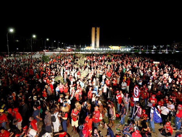 Manifestantes contrários ao impeachment da presidente Dilma Rousseff acompanham a votação na Esplanada dos Ministérios, em Brasília (Foto: Beto Barata/AFP)