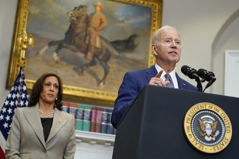 Biden, em  pronunciamento sobre direito ao aborto, ao lado da vice Kamala Harris
