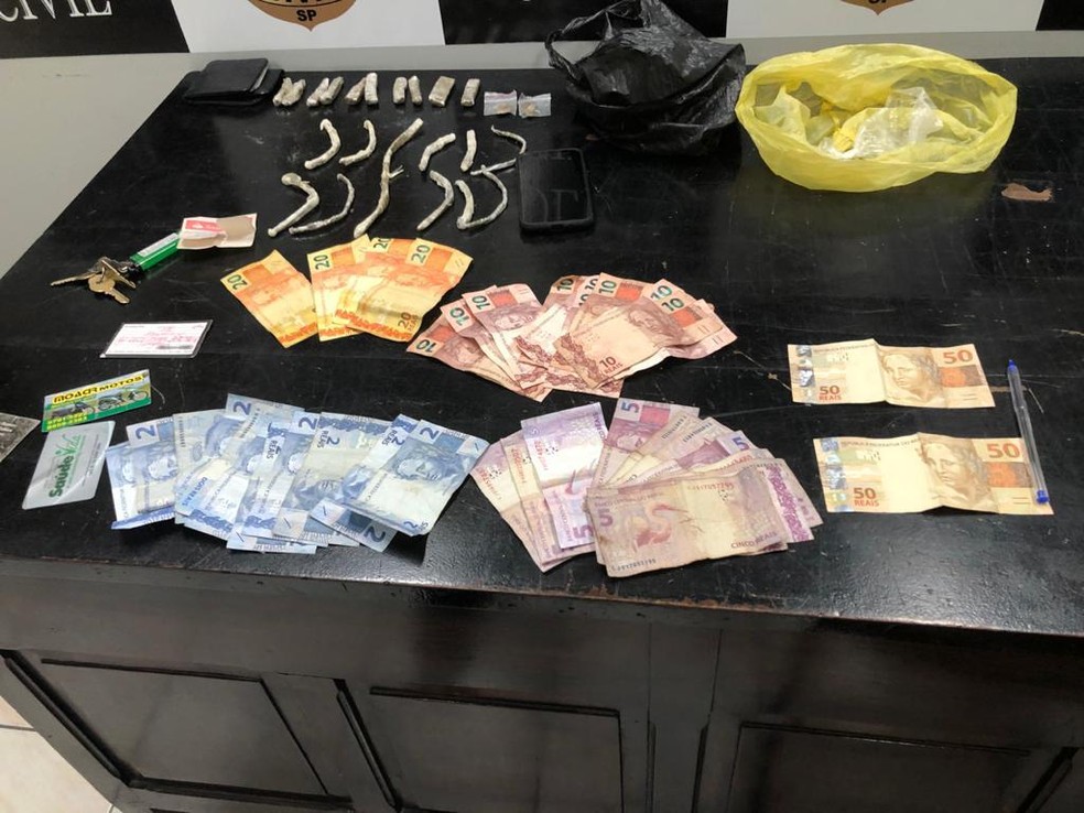 Policiais encontraram quantia em dinheiro e drogas com o suspeito — Foto: Divulgação/ Polícia Civil