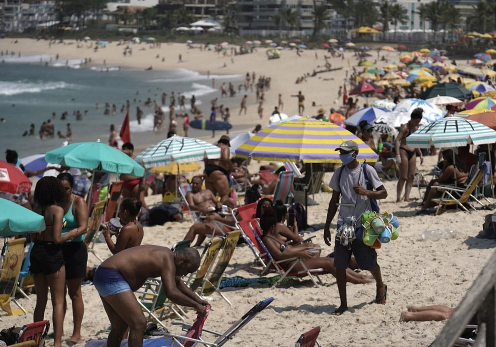 Praia da Macumba, na Zona Oeste do Rio, estava cheia na manhã de sexta (2) — Foto: Marcos Serra Lima/ G1