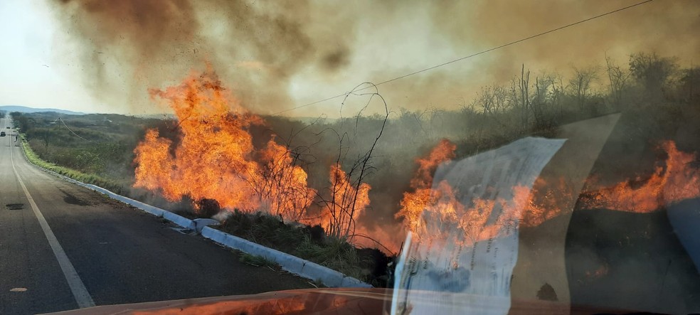Incêndio atinge zona rural de Várzea Alegre, no Cariri do Ceará. — Foto: Corpo de Bombeiros/Reprodução