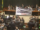 Deputados da oposição abrem faixa com crítica ao governo no plenário