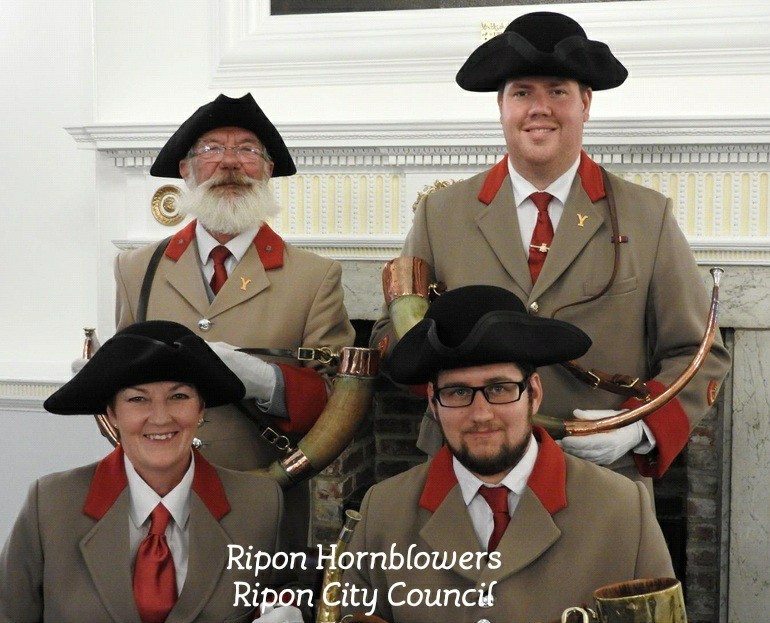 Grupo de instrumentistas é responsável por mantém a tradição inglesa milenar viva (Foto: Ripon Hornblower/Facebook)