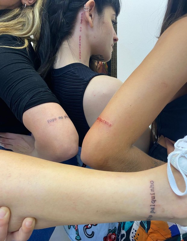Participantes do The Voice Brasil fazem tattoo do reality (Foto: Divulgação)