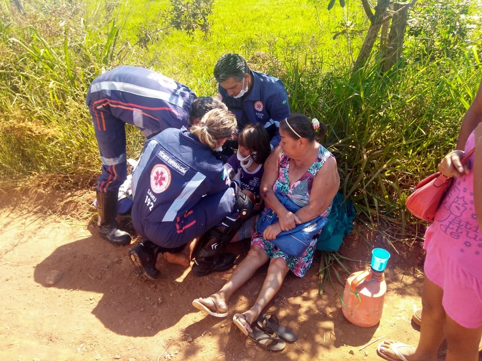 Vítimas foram atendidas pelo SAMU e levadas para uma unidade de emergência — Foto: Osvaldo Nóbrega/TV Morena
