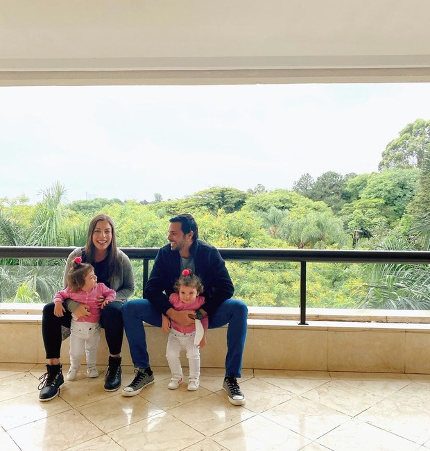 Fabiana Justus, seu marido, Bruno Levi D'Ancona, e suas filhas, Sienna e Chiara (Foto: Reprodução / Instagram)