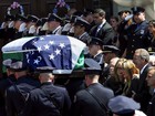 Milhares de policiais se despedem de oficial baleado em Nova York