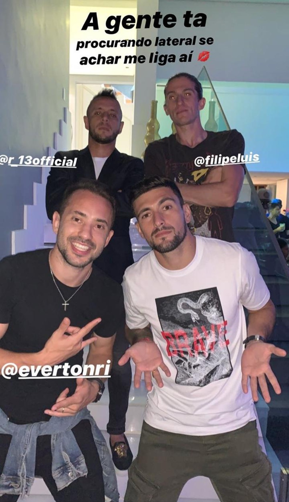 Ao lado de Everton Ribeiro, Arrascaeta puxa brincadeira com Rafinha e Filipe Luís — Foto: Reprodução / Instagram