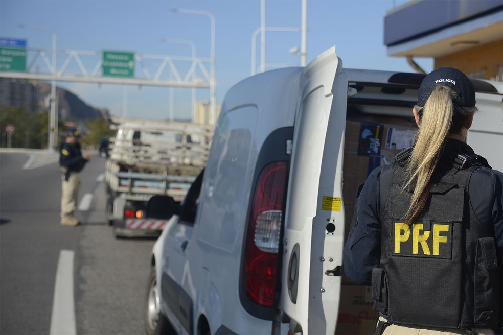 A Polícia Rodoviária Federal (PRF) inicia utilização de bafômetros passivos na praça do pedágio, na Ponte Rio-Niterói (BR-101), no Rio de Janeiro — Foto: Tânia Rêgo/Agência Brasil