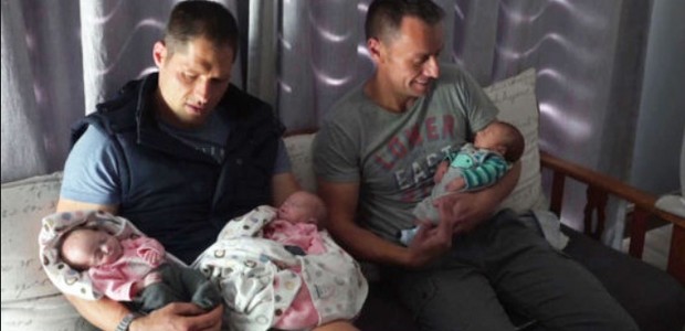 Christo e Theo Menelou com os bebês Joshua, Zoe e Kate (Foto: Reprodução)