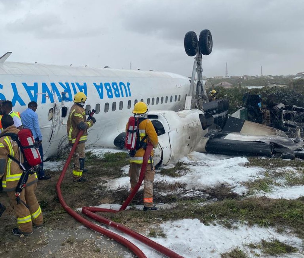 Avião fica de cabeça para baixo após acidente na Somália — Foto: SONNA