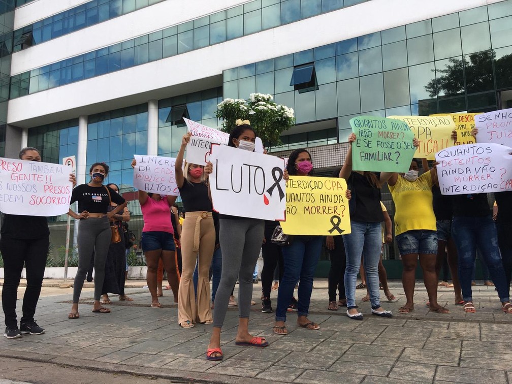 Familiares de presos da Cadeia Pública de Altos fazem protesto diante do Tribunal de Justiça, em Teresina (PI) — Foto: Murilo Lucena/ TV Clube