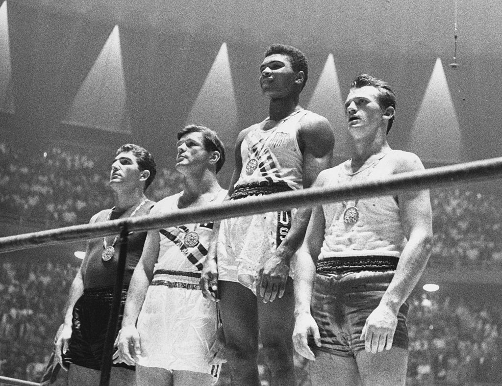 O então Cassius Clay recebe a medalha de ouro no boxe na Olimpíada de Roma, em 1960 (Foto: Getty Images)