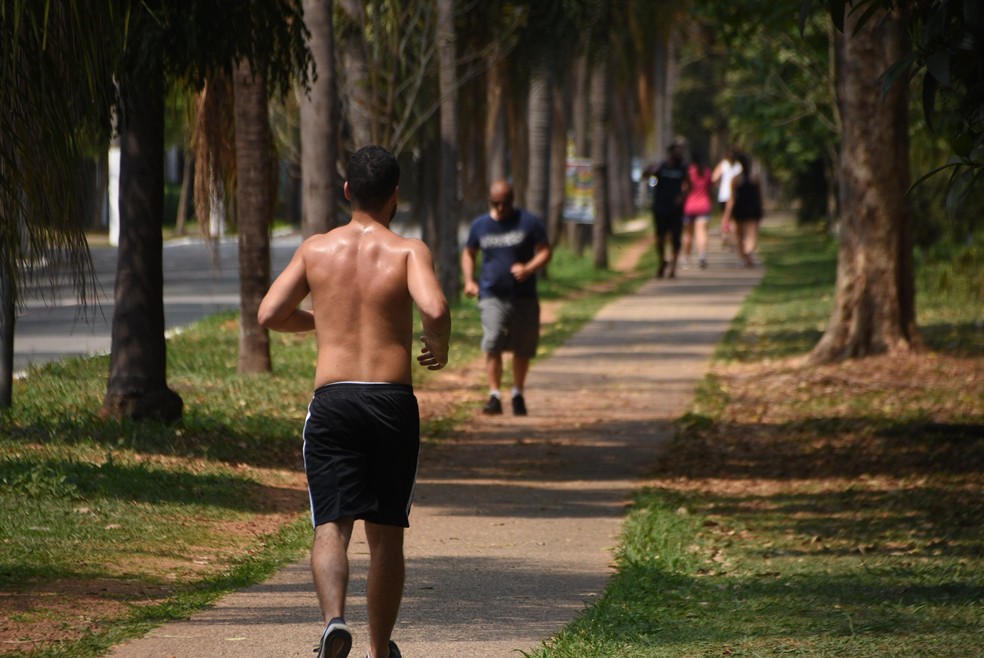 Paulistanos aproveitam sábado de sol para fazer atividade física na região do Alto de Pinheiros em São Paulo (SP) — Foto: RONALDO SILVA/FUTURA PRESS/ESTADÃO CONTEÚDO
