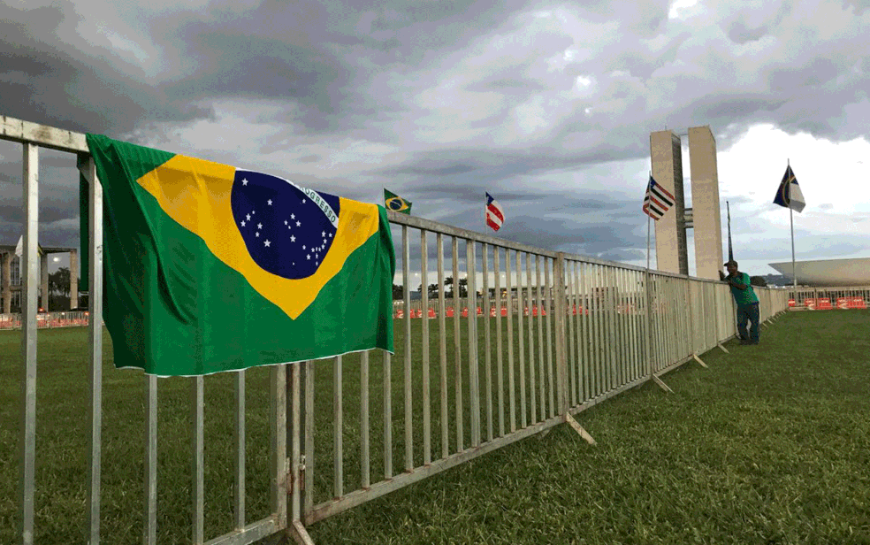 Grades foram colocadas no gramado da Esplanada, em Brasília, para impedir que grupos se aproximem — Foto: Marília Marques/G1